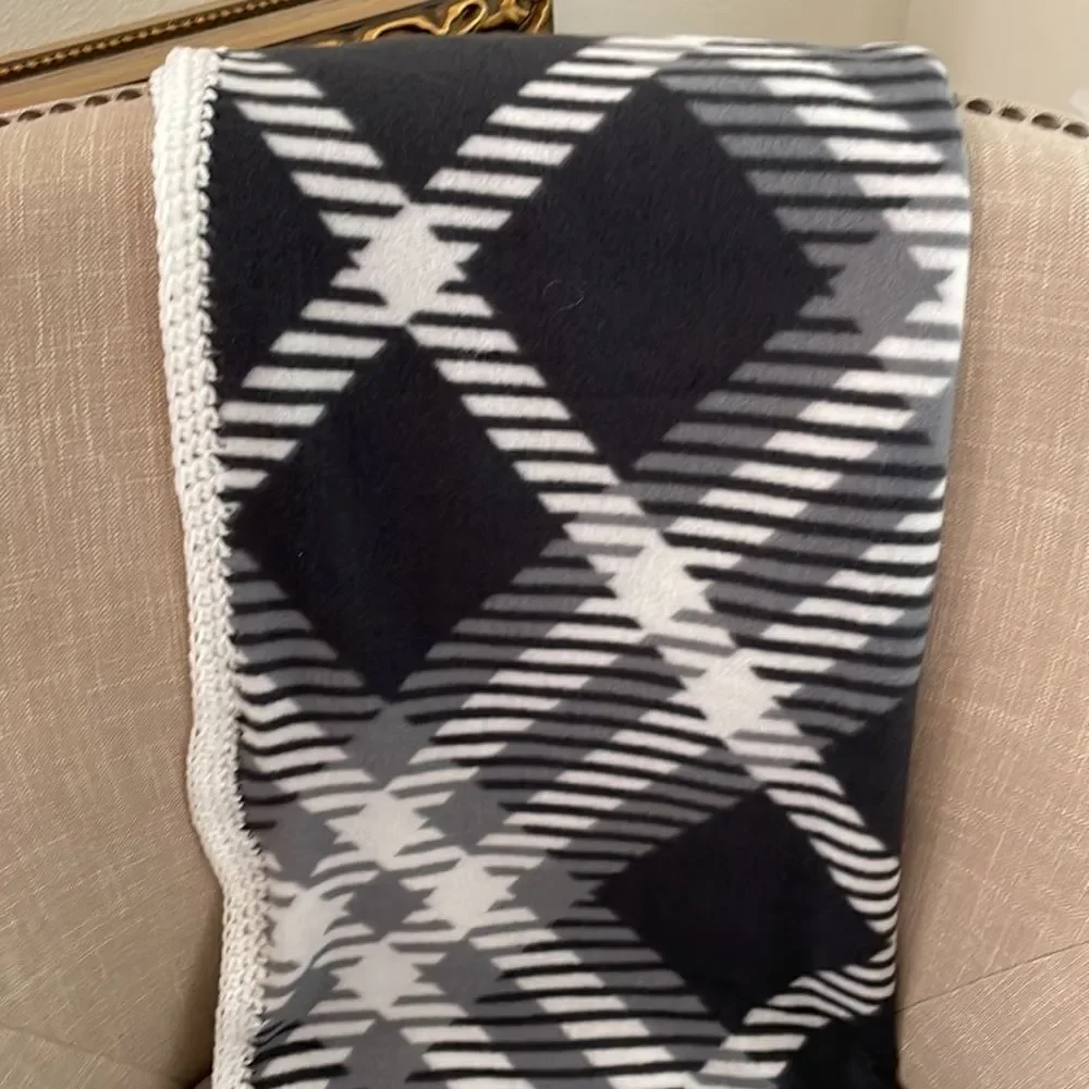 LIGHTWEIGHT SOFT FLEECE CUDDLE UP‎ THROW IN BLACK WHITE AND GRAY